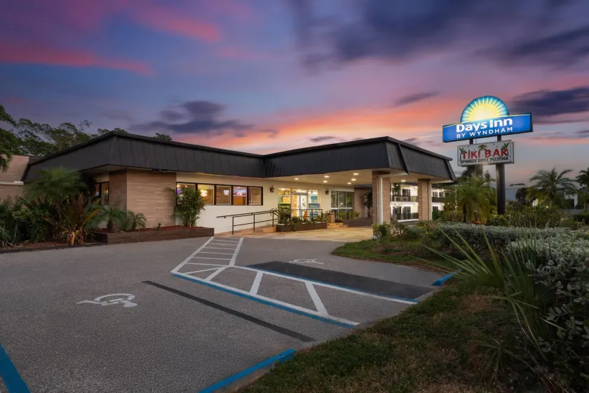 Days Inn by Wyndham Fort Myers Springs Resort - Image 1