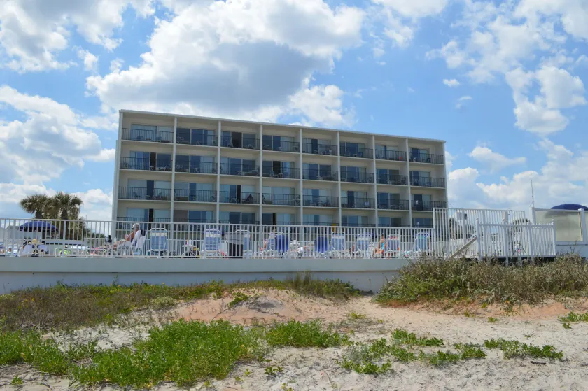 Traders Inn Beach Club - Image 1