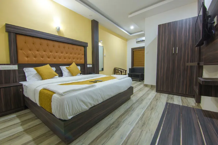 Hotel Kochi Crown - Image 1