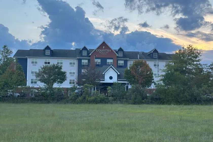 Country Inn & Suites by Radisson, Concord (Kannapolis), NC - Image 1