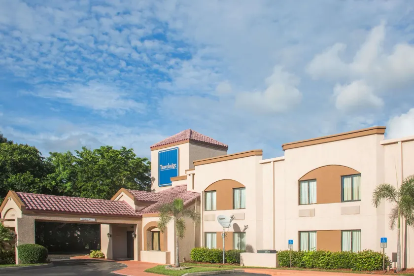 Travelodge by Wyndham Fort Myers Airport - Image 1