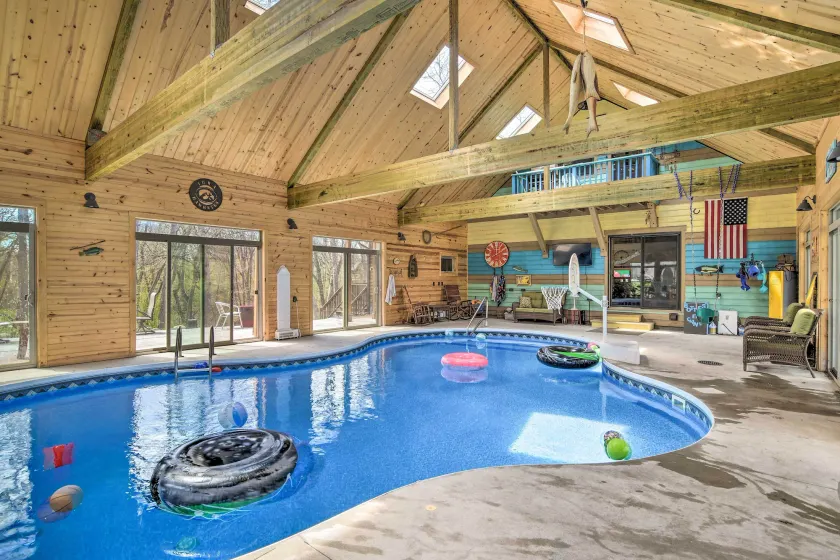 Raccoon River Retreat: Indoor Pool & Outdoor Fun! - Image 1