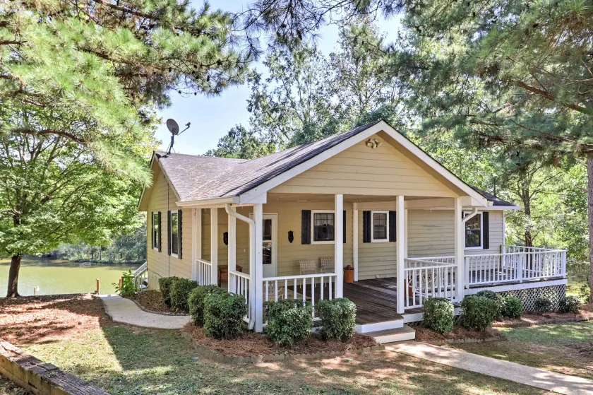 Lakefront Cottage w/ Private Hot Tub! - Image 1