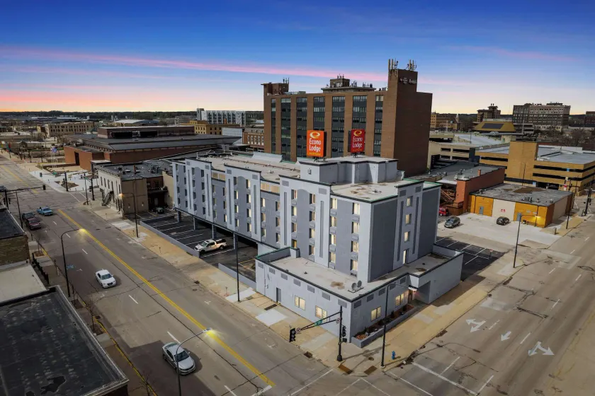 Econo Lodge Inn & Suites Waterloo Downtown - Image 1