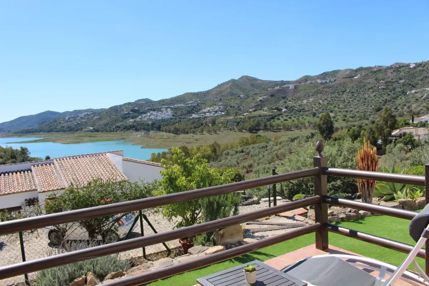 Serene Retreat in Lake Vinuela With Breathtaking Views - Image 1