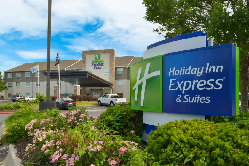 Holiday Inn Express & Suites - Omaha - 120th and Maple by IHG - Image 1