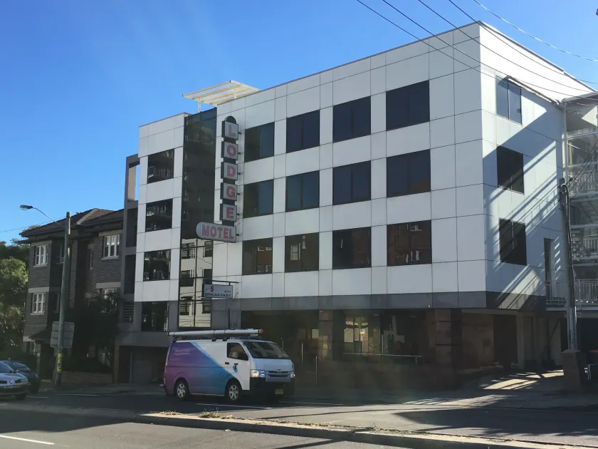 Edgecliff Lodge Motel - Image 1