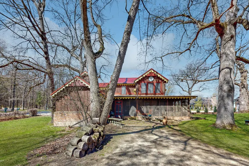3BR Lakefront Cottage w/ Antique Finishes & Pier - Image 1