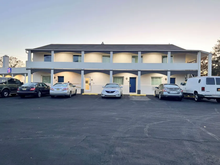 Motel 6 Williamstown - Image 1