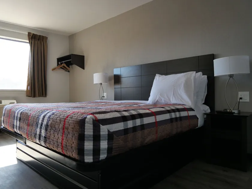 Hilltop Express Inn - Image 1