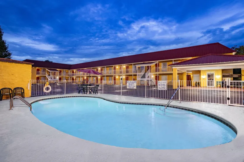 Days Inn by Wyndham Barnwell - Image 1