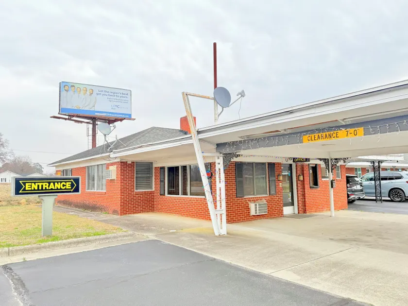 Deluxe Inn - Image 1