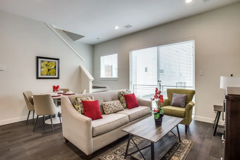Upscale 2 bedroom Dallas TownHome - Image 1