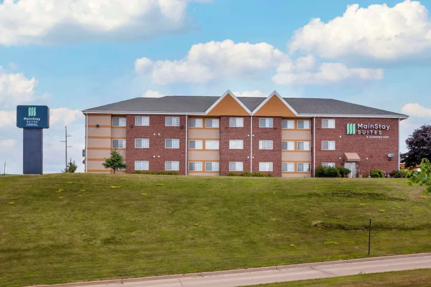 MainStay Suites Dubuque at Hwy 20 - Image 1