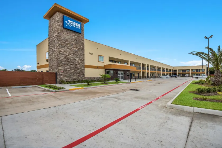 Americas Best Value Inn & Suites Houston at Hwy 6 - Image 1
