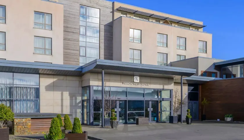 Manor West Hotel & Leisure Club - Image 1