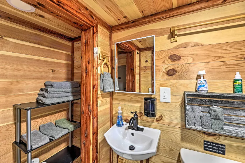 'the Gosling' Studio Cabin w/ River Access! - Innenbereich