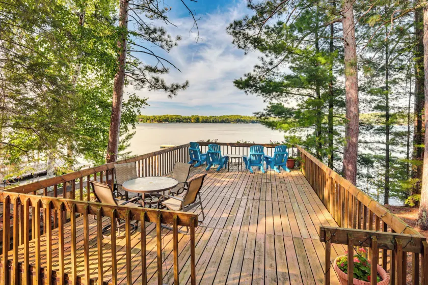 Lake Tomahawk Fall Retreat w/ Foliage & Lake Views - Image 1