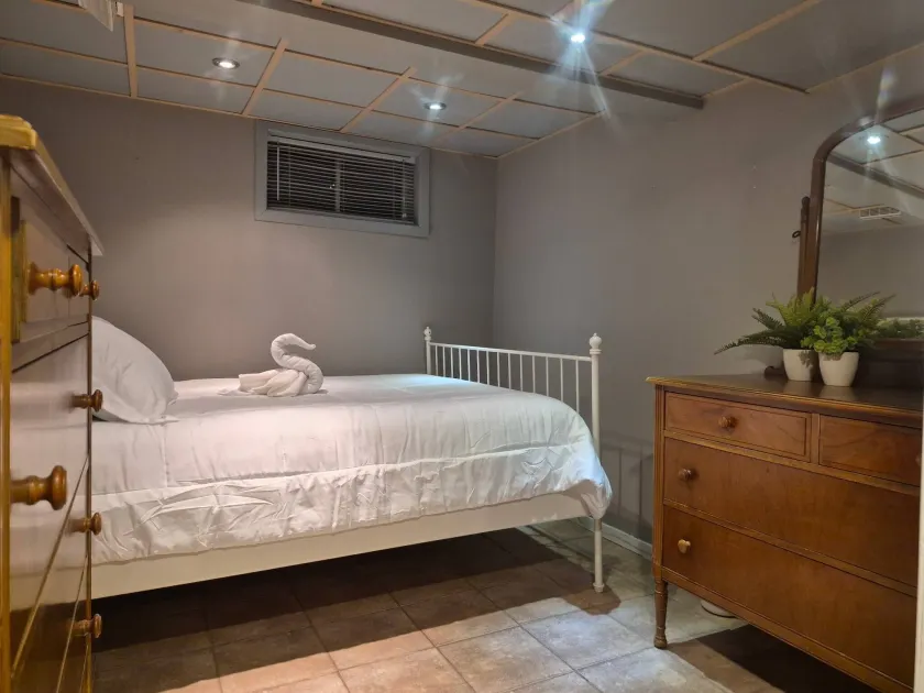 Peaceful Oasis Private Basement Suite With Queen Bed & Full Kitchen - Image 1