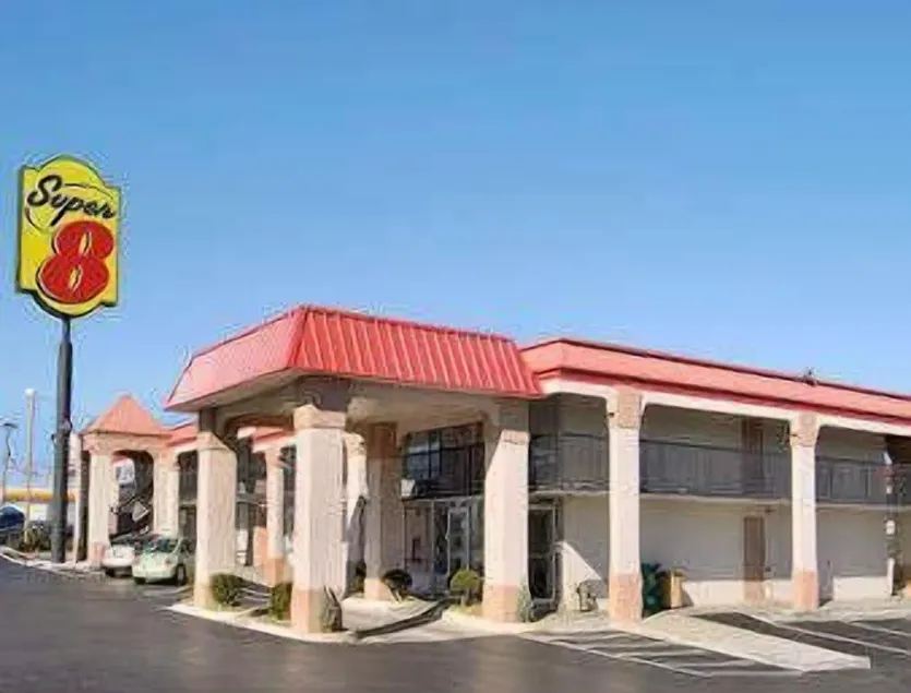 Super 8 by Wyndham Oklahoma Fairgrounds - Image 1