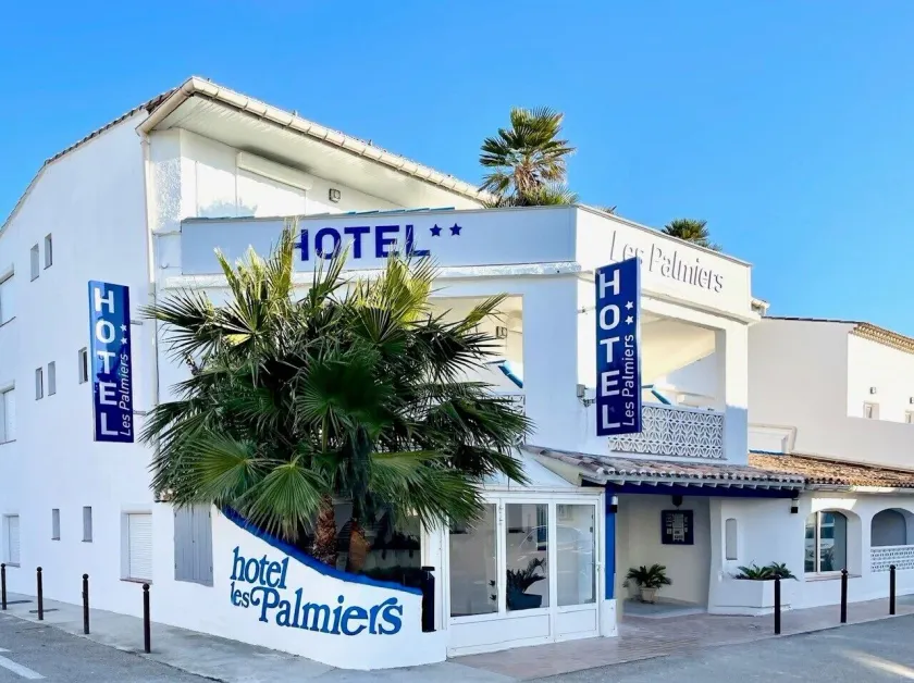 Hotel Les Palmiers En Camargue - Image 1