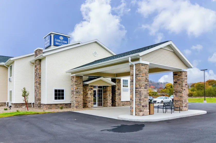 Cobblestone Inn & Suites - Ambridge - Image 1