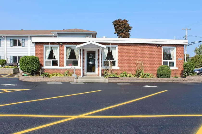 Super 8 by Wyndham Pembroke - Image 1