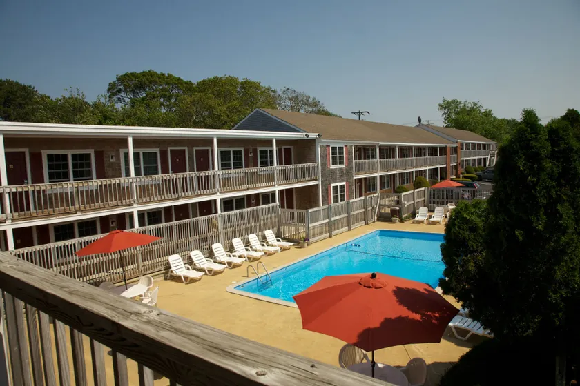 Holiday Hill Inn & Suites - Image 1