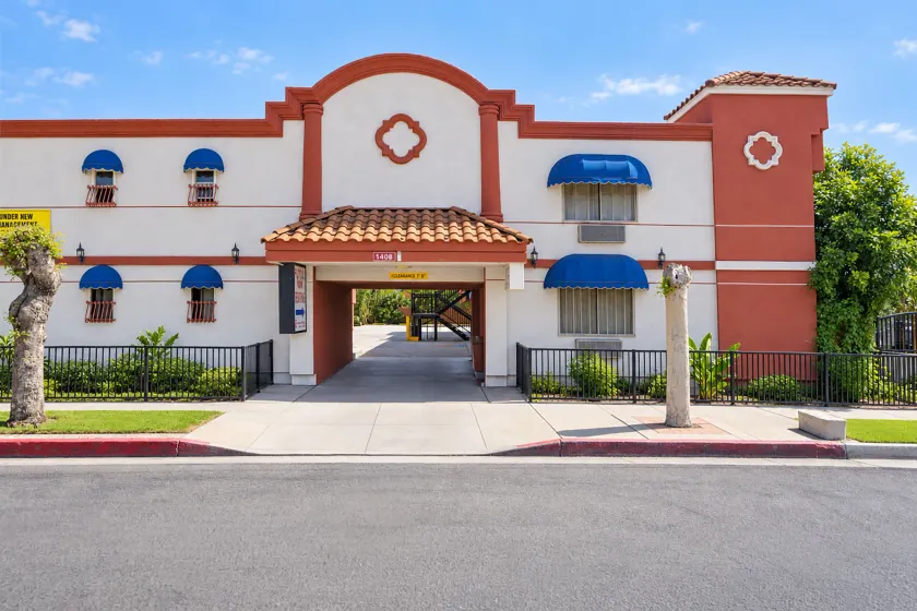 Royal Inn Motel, Compton CA - Image 1