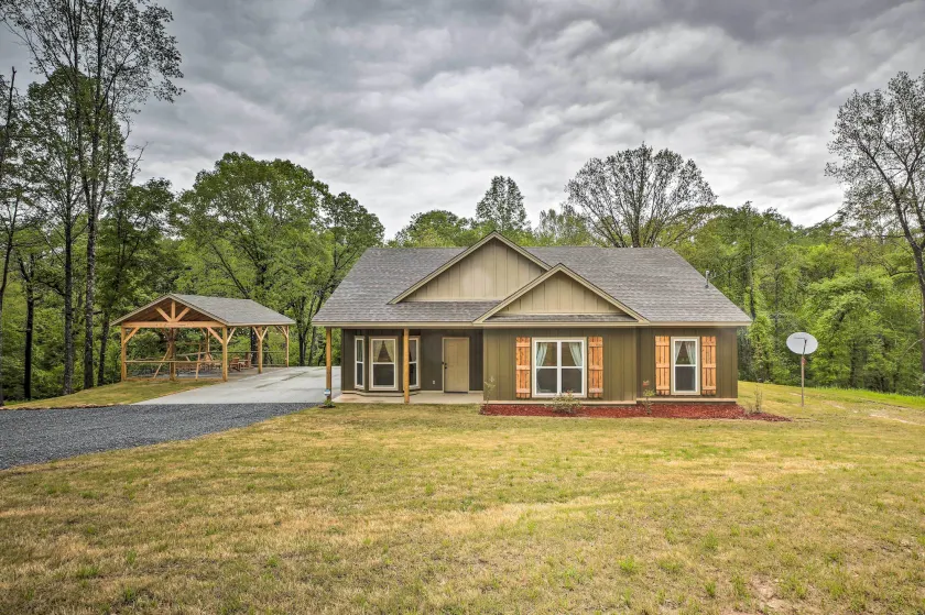 Tallassee Creekside Cabin w/ Forest Views! - Image 1