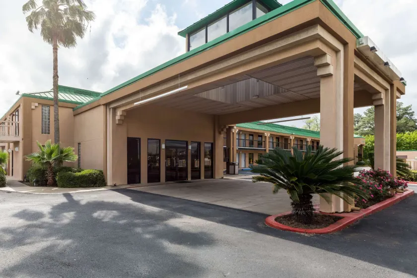 Quality Inn Alexandria - Image 1