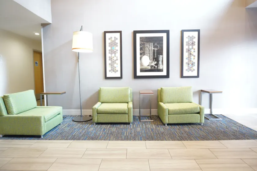 Holiday Inn Express Fremont - Milpitas Central by IHG - Lobby sitting area