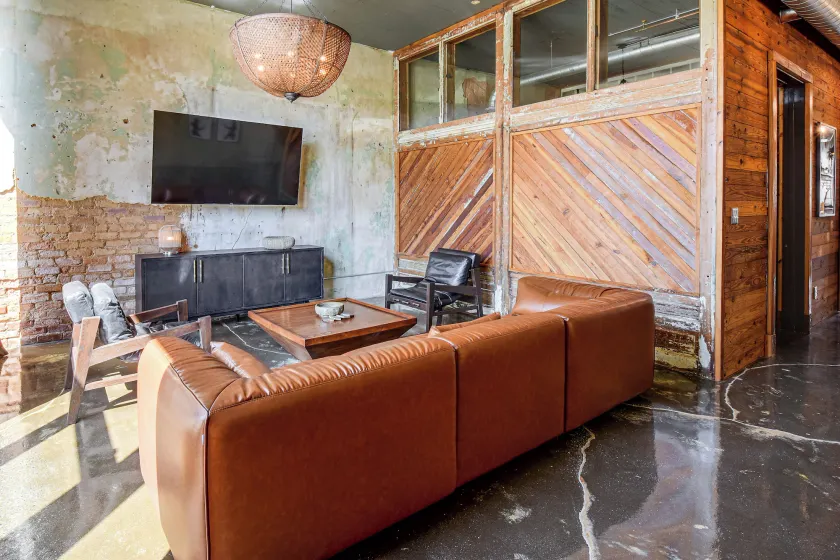 Historic Loft of Comer! Walk to Shops & Dining - Image 1