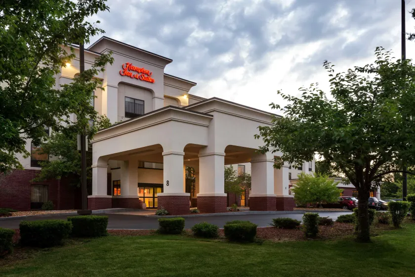 Hampton Inn & Suites Manchester-Bedford - Image 1
