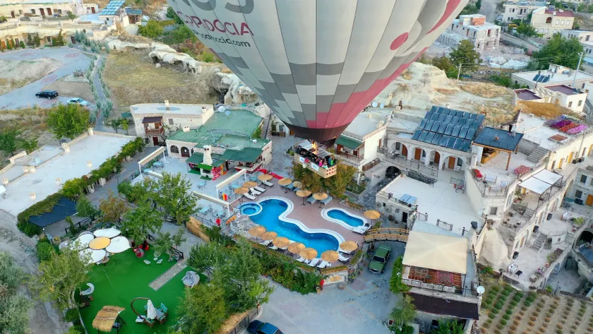 Holiday Cave Hotel - Image 1