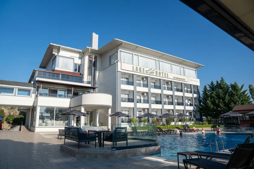 Lake Life Hotel - Image 1