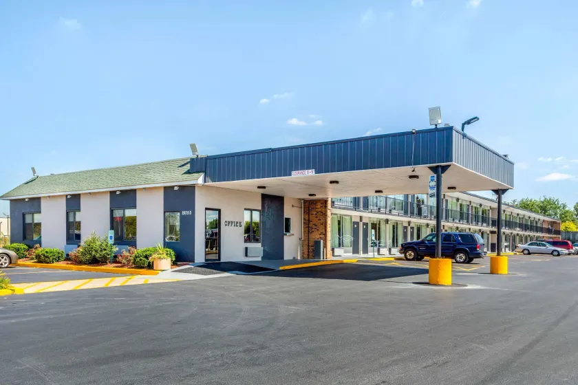 Econo Lodge Shorewood - Image 1