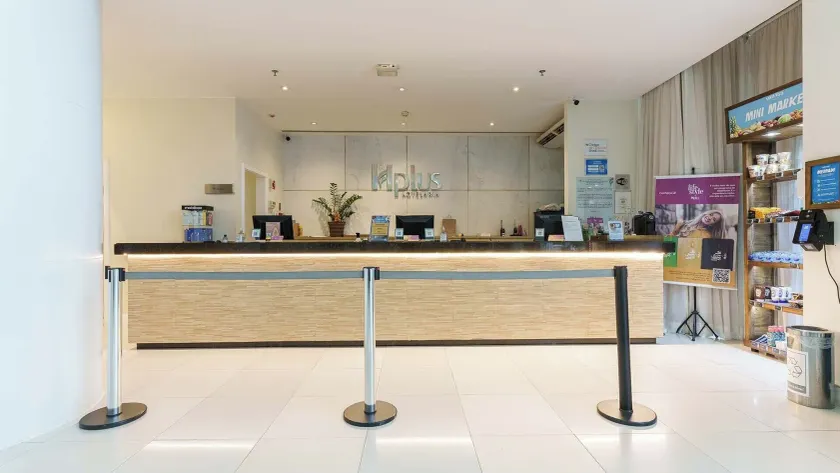 Saint Moritz Hplus Express - Interior entrance