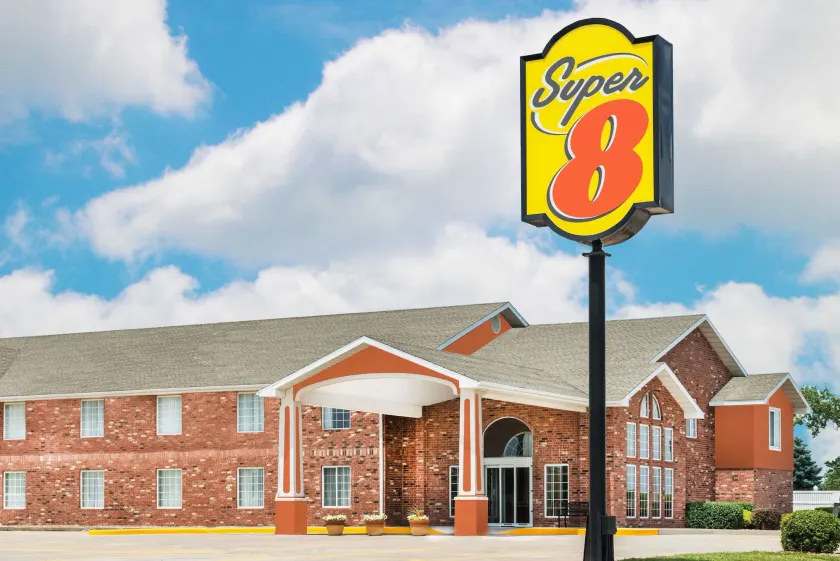 Super 8 by Wyndham Bolivar - Image 1