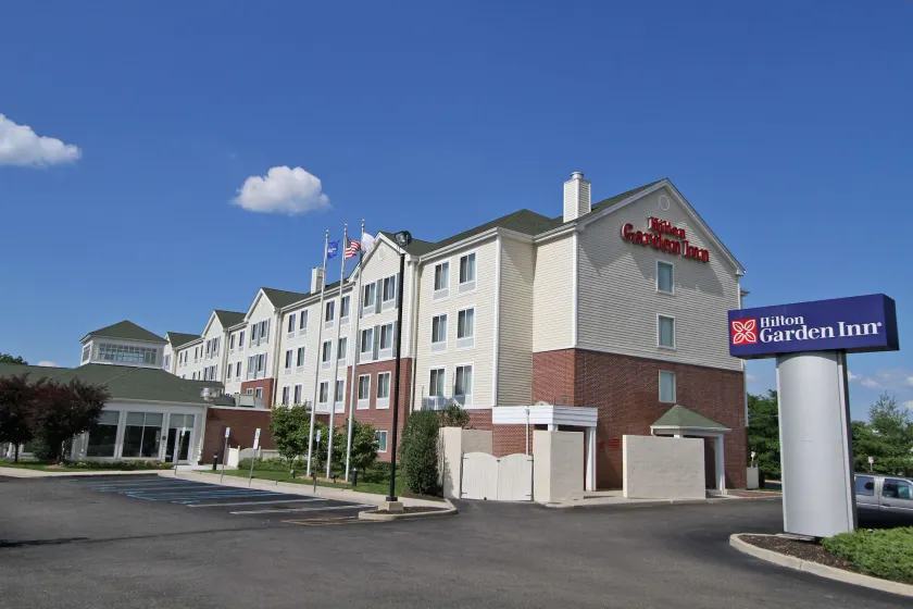 Hilton Garden Inn Westbury - Image 1