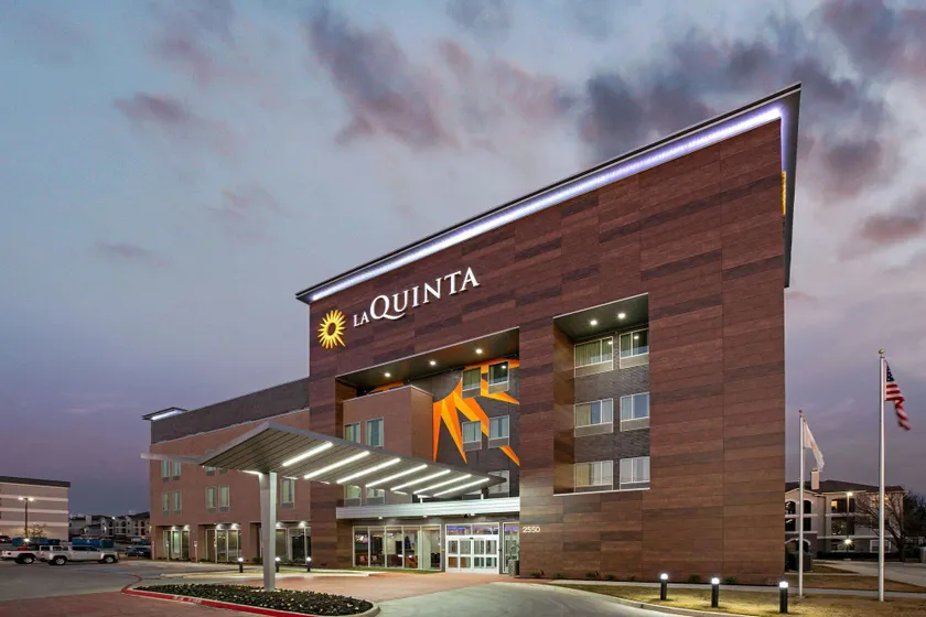 La Quinta Inn & Suites DFW West-Glade-Parks - Image 1