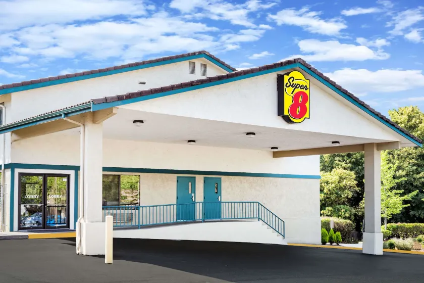 Super 8 by Wyndham Bremerton - Image 1