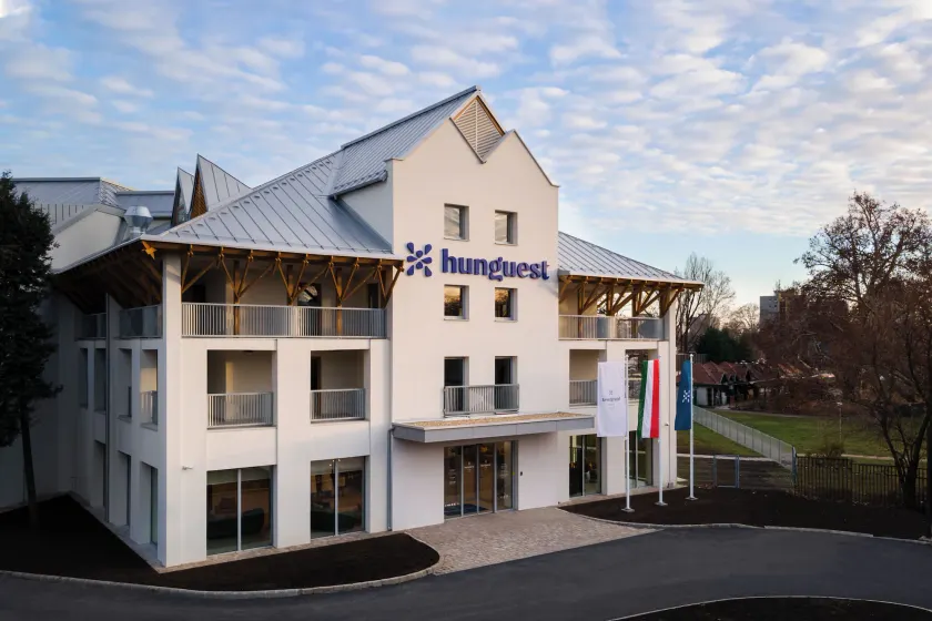 Hunguest Hotel Flóra - Image 1