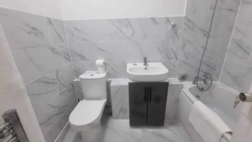 Extra Large One Bedroom Flat with Parking - Image 1