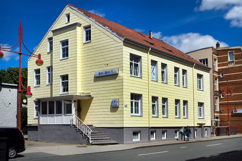 Hotel Neun 3/4 - Image 1