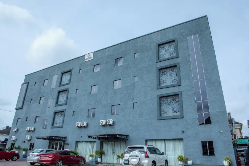 Romeneo Grand Royal Hotel - Image 1