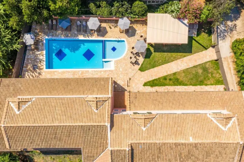 BELLA DE LUX  APTS - Image 1