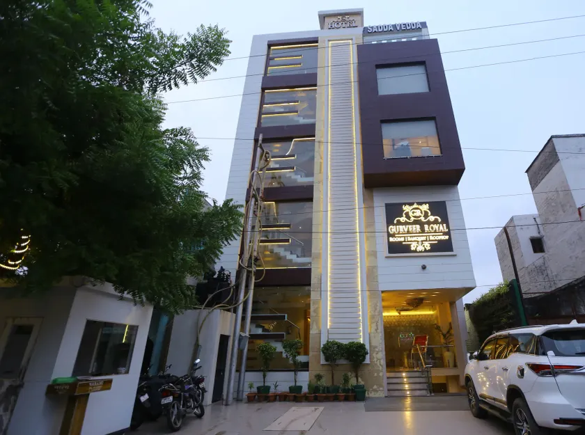 Hotel Gurveer Royal - Image 1