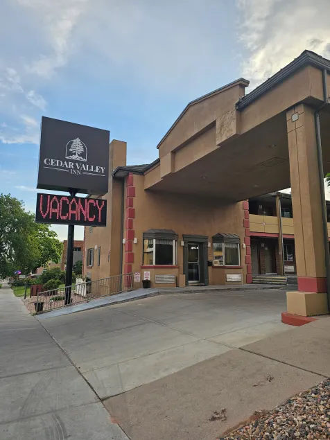 Cedar Valley Inn - Image 1