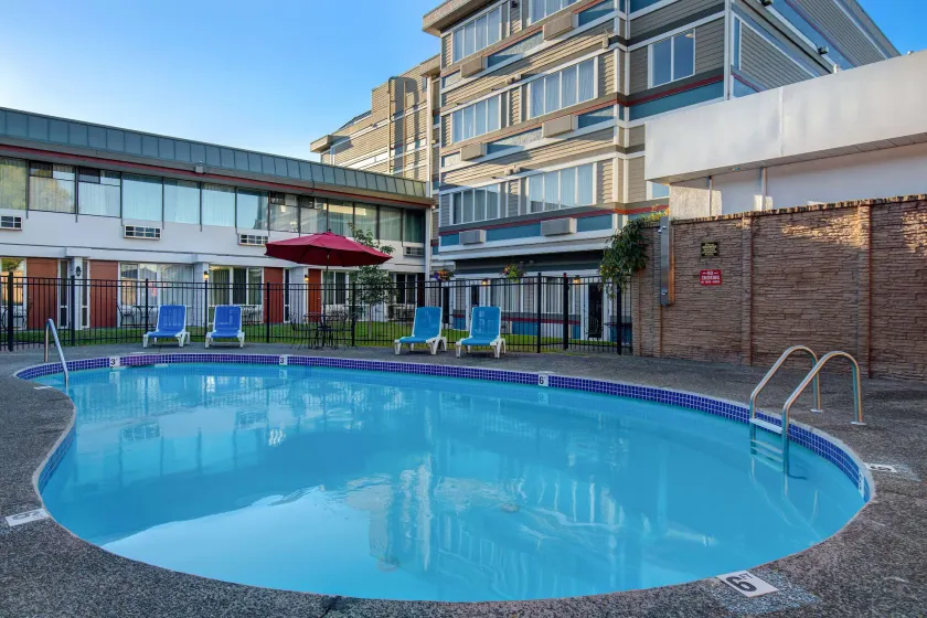 Days Inn by Wyndham Victoria Airport Sidney - Image 1